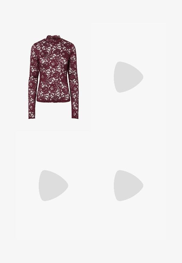 Haut en dentelle bordeaux à manches longues avec motif floral et col montant, tissu semi-transparent et silhouette cintrée.; Jupe mini en tartan bleu marine avec des lignes marron et grises, fabriquée dans un tissu lisse, avec une fente discrète au dos pour plus de liberté de mouvement.; Escarpin slingback en cuir verni bordeaux avec bout pointu, fine bride à la cheville et petit détail décoratif de boucle. Texture lisse et talon haut.; Sac à main en cuir tressé marron foncé avec poignée courbée, garniture blanche, fermeture éclair argentée et bandoulière large en tissu amovible sur fond uni.