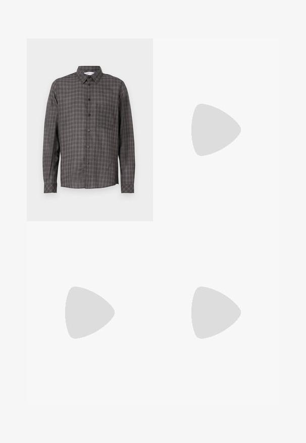 Langærmet ternet skjorte i mørkegrå med lysere rute mønstre, knaplukning og en brystlomme. Fremstillet af letvægtsstof.; Denimjeans i mellemblå vask, med lige ben, traditionelle fem-lommer, bæltestropper og knap-gylp.; Sorte læder ankelstøvler med rund tå, sidespænde detaljer og en løkkerings på hælen. Flad sål med en subtil glansfinish.; Sort læderbælte med en blank finish; har en sølvmetal spænde med et rektangulært rammedesign og glatte kanter.