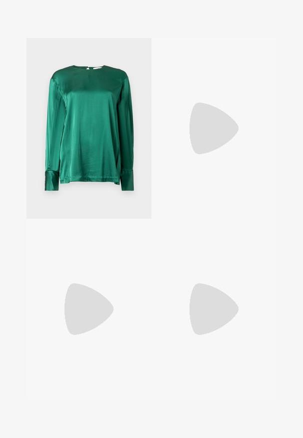 Haut vert satin à manches longues avec un col rond et des accents de boutons aux poignets, présentant une texture lisse et une silhouette drapée.; Jupe midi noire en tissu transparent avec des appliqués floraux superposés. Présente une taille lisse et une silhouette fluide. Sans fermetures visibles.; Chaussure slingback en cuir verni noir à bout pointu avec bride en T et petit talon bloc incliné sur fond blanc.; Pochette en cuir noir avec une texture plissée, fermeture à fermoir métallique, et logo embossé discret sur le devant. Forme arrondie.