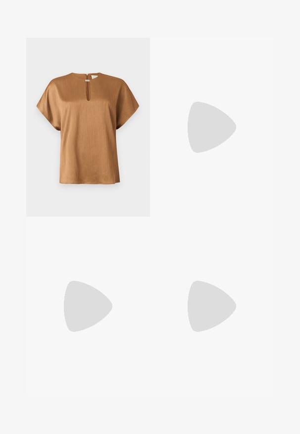 Blouse marron à manches courtes avec une texture verticale subtile et un petit décolleté en forme de goutte avec un fermoir métallique.; Pantalons en cuir noir avec une texture lisse, design à jambes larges et une taille mi-haute dotée de passants de ceinture et de poches avant.; Chaussure slingback en cuir noir à bout pointu avec un talon bloc haut et une doublure intérieure beige sur un fond clair uni.; Sac à main en satin noir avec une forme courbée, doté d'une fermeture à glissière et d'un logo triangulaire en métal à l'avant. Texture lisse et design épuré.