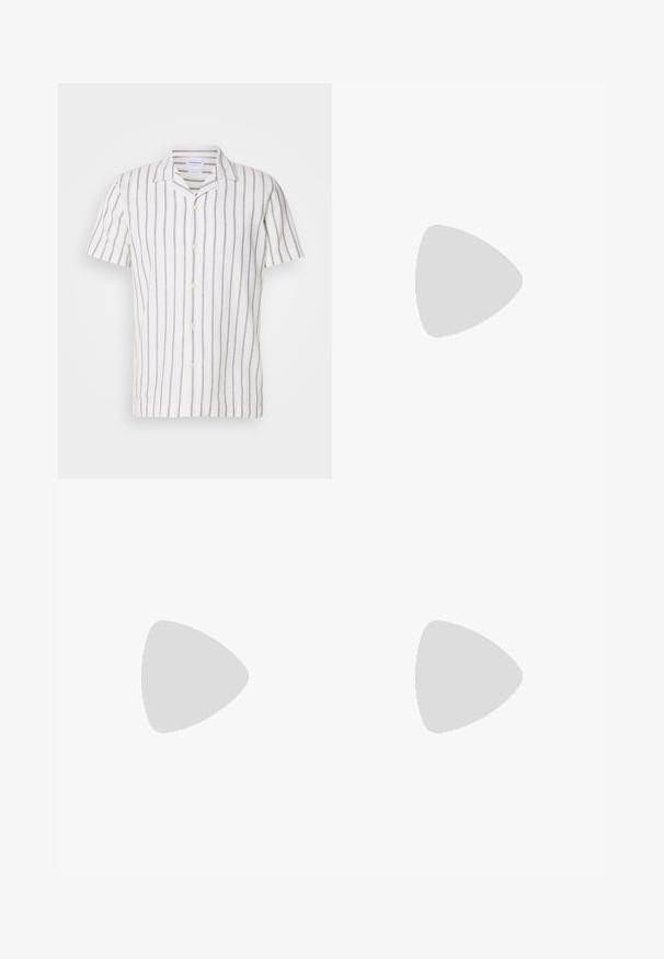 Camisa de lino de manga corta con rayas verticales en gris claro sobre un fondo blanco, con un cuello clásico y cierre frontal de botones.; Pantalones de lino beige con corte recto, cinturilla elástica con cordón y dos bolsillos laterales. Textura suave y diseño minimalista.; Sandalia de ante color marrón claro para hombre con dos tiras anchas, suela negra y correa ajustable con hebilla en el talón, mostrada sobre fondo blanco.; Bolso mensajero de tela verde con detalles de cuero marrón, tapa frontal, correa ajustable y cierre con cremallera en la parte superior. Presenta herrajes dorados.