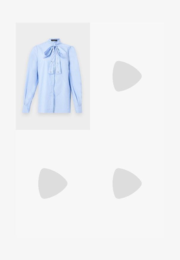 Blouse à manches longues bleu clair avec des rayures blanches, un nœud noué au col et de petits boutons décoratifs sur le devant.; Pantalon beige à taille haute plissé avec passants pour ceinture, fermeture éclair à l'avant et jambes larges et droites sur un fond uni.; Chaussure à talon bloc bas pour femme avec bout en cuir verni marron et nœud, tige et talon en tissu beige à pois marron foncé, vue de côté.; Sac à main en cuir souple couleur crème avec un design froncé, fermoir cadre argenté, poignée courte et bandoulière chaîne amovible.