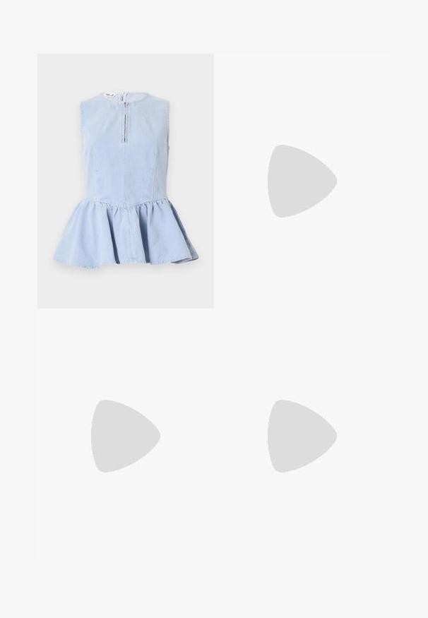 Haut en denim bleu clair sans manches avec un col rond, une fermeture éclair devant, un corsage cintré et un bas évasé à volant peplum.; Pantalon large marron clair avec taille élastique et poches latérales, présenté sur un fond uni.; Chaussure plate en cuir noir pour femme, avec bout pointu et petit talon, vue de côté sur un fond gris clair uni.; Sac à main en cuir bleu marine doux avec fermeture à boucle argentée, une seule bandoulière, et une chaîne de poignet amovible sur fond blanc.