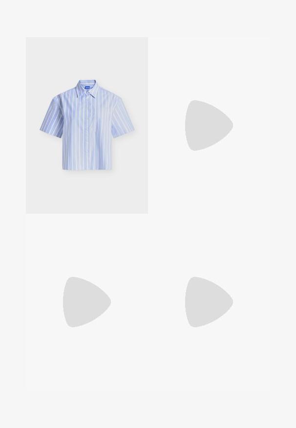 Chemise bleu clair à manches courtes avec rayures verticales blanches et poche poitrine, présentée à plat sur fond blanc.; Pantalon ample couleur crème avec fines rayures verticales, plis à l'avant, poches latérales, et passants pour ceinture.; Chaussure plate jaune avec une finition en cuir lisse, bout pointu et petit talon noir. Design minimaliste avec des détails de coutures discrètes.; Sac à main rectangulaire de couleur crème avec une seule sangle et une fermeture éclair sur le dessus, comportant une petite plaque de logo embossé à l'avant.