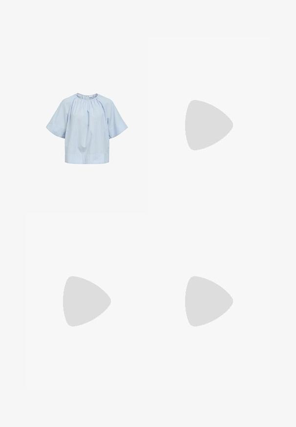 Blouse bleu clair à manches courtes avec de subtiles rayures verticales et un col rond froncé, conçue pour une coupe ample.; Pantalon large en denim bleu clair avec passants pour ceinture, bouton devant et fermeture éclair, sans poches visibles.; Jambes portant des leggings côtelés foncés associés à des ballerines noires avec de petits détails en nœud sur fond blanc.; Sac à bandoulière en cuir marron avec une poche à rabat avant ornée d'un détail en forme de nœud cousu et une sangle réglable.