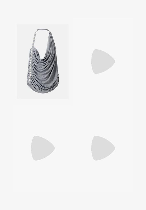 Top dos nu gris drapé avec des boutons blancs sur un côté et une coupe ample froncée.; Jeans en denim vert pâle avec une taille haute, une coupe large et des patches usés. Dotés d'une fermeture à bouton et de cinq poches.; Sandale en cuir verni noir avec trois brides, boucle de cheville et talon aiguille de 10 cm. Présente un détail en métal doré et un charm logo.; Sac à épaule en cuir verni noir avec détail de boucle argentée et bandoulière en chaîne argentée, présenté sur un fond uni clair.
