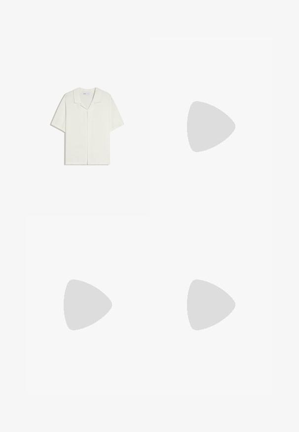 Chemise à manches courtes, beige clair, boutonnée, avec un col décontracté, présentée sur un fond blanc.; Pantalons noirs au design droit, fabriqués à partir d'un tissu lisse. Dotés de plis sur le devant et d'une fermeture à un bouton à la taille.; Mocassin penny loafer pour homme en cuir noir avec bout moc cousu et petit talon, présenté de profil sur fond blanc.; Ceinture en cuir noir avec coutures visibles et boucle argentée brillante, posée à plat en position enroulée sur un fond blanc.