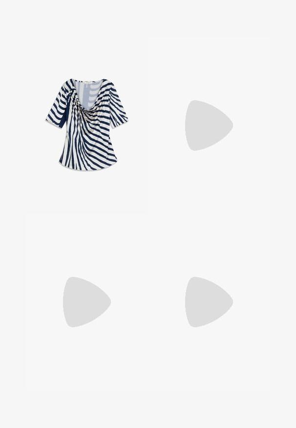 Haut bleu et blanc drapé à manches courtes, avec un motif rayé et un décolleté profond. Le tissu semble doux et léger.; Jupe maxi en lin bleu marine avec taille élastique et cordon ajustable, dotée d'une texture lisse et d'une silhouette fluide.; Ballerines en cuir noir avec un bout rond, texture lisse, détails de couture minimalistes et design de semelle flexible.; Sac cabas en paille tissée avec des poignées en tissu crème et un grand nœud décoratif crème à l'avant, sur un fond uni.