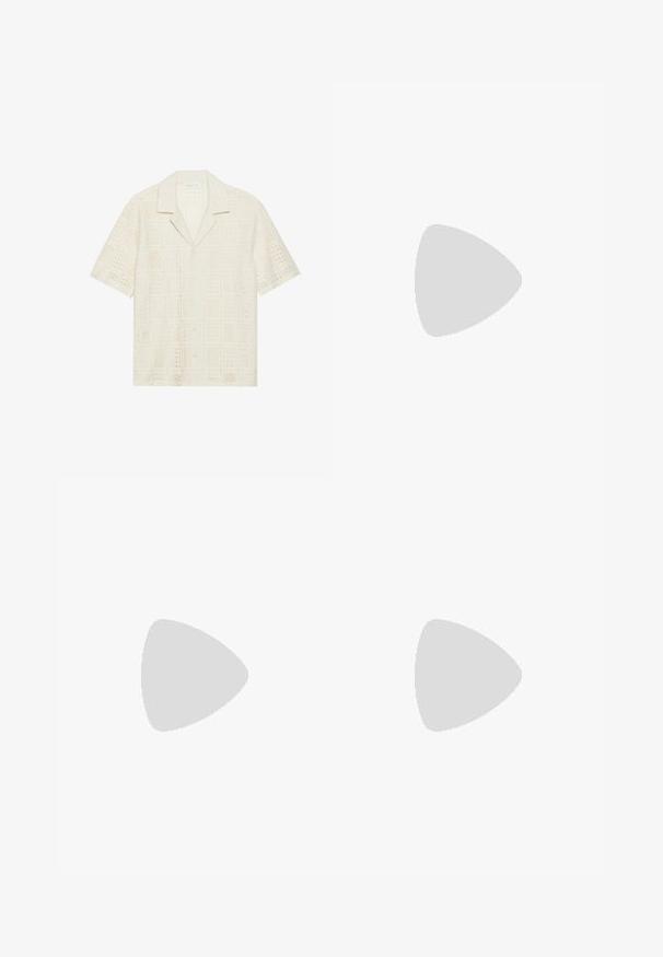 Chemise à manches courtes en tissu crème clair, présentant un design texturé et perforé avec des motifs carrés et un col pointu.; Shorts mi-cuisse couleur ivoire avec fermeture par bouton et fermeture éclair, passants pour ceinture et poches avant, sur un fond clair uni.; Sandale à glissière à lanières croisées de couleur marron, dotée d'une finition mate, d'une semelle noire plate et d'une texture lisse. Design minimaliste sans matériel visible.; Collier de perles blanches avec des intercalaires en strass argentés et un fermoir chaîne en argent, présenté sur un fond clair uni.