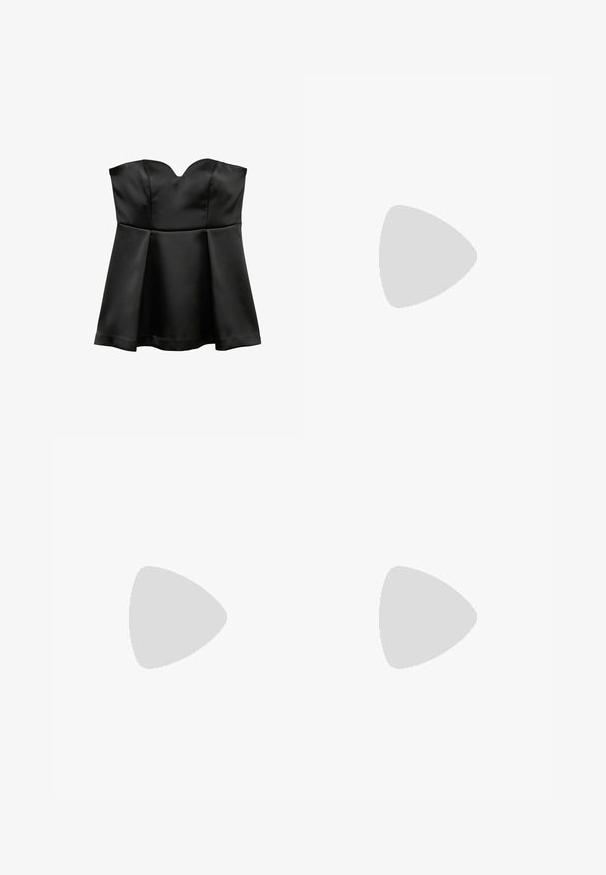Sort satin strapless peplum-top med sweetheart-halsudskæring, glat tekstur og flagrende kant, med subtile sømme og rene linjer.; Vero Moda VMSILVER STRAIGHT PANTS - Bukser - silver-coloured; Sølvmetalisk høje hæle sandal med åben tå, ankelrem og tynd stiletthæl på hvid baggrund.; Sort mesh clutch-taske med en struktureret silhuet, prydet med små metalstuds, har en låsemekanisme og en aftagelig kæderekke.
