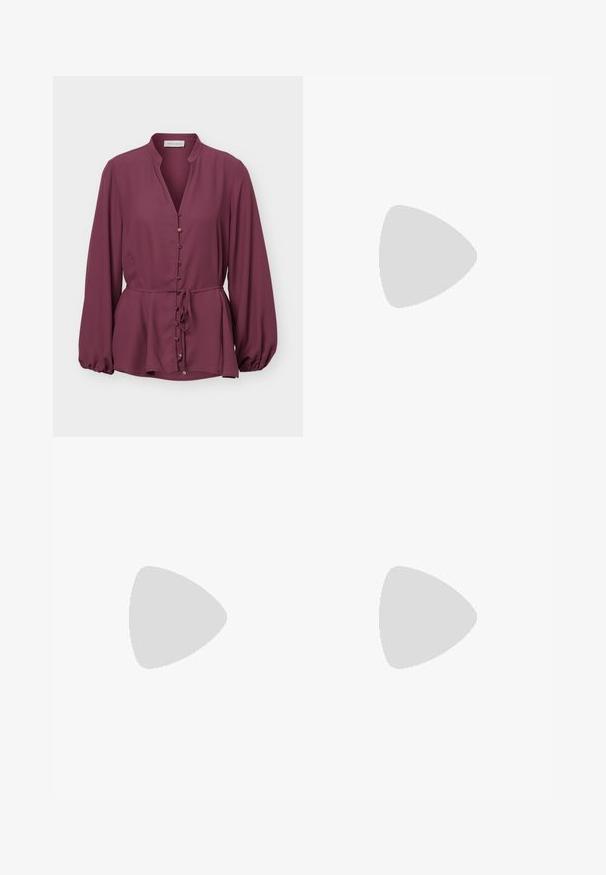 Blouse prune à manches longues avec col mandarin, boutons dorés sur le devant et ceinture à la taille, avec un ourlet légèrement évasé et des poignets froncés.; Jupe en cuir noir avec un design évasé, longue jusqu'aux genoux, présentant une texture lisse et un dos structuré sans couture pour un look ajusté.; Ballerines bordeaux brillantes avec une bride en T, ornées d'un nœud à l'avant. Portées avec un jean court en denim bleu clair.; Sac à main en cuir noir avec une forme courbée, surface texturée, coutures avant et un logo doré. Il est doté d'une seule sangle ajustable.