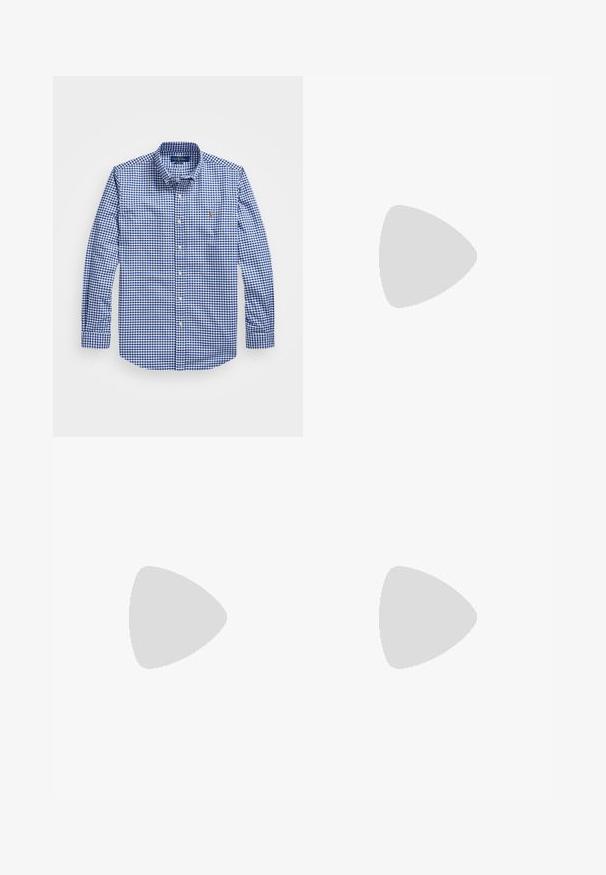 Blauw en wit geblokte overhemd met lange mouwen en button-down kraag, met een klein logo op de borst, gemaakt van katoen.; Blauwe spijkerbroek van denim met een vervaagde afwerking, straight-leg ontwerp, vijf zakken stijl en koperen klinknagels. De stof heeft een klassieke textuur.; Donkerbruine leren loafer met dikke zwarte rubberen zool, getoond boven een beige tapijt en bankachtergrond.; Bruine leren riem met een gestructureerde afwerking, voorzien van een zilverkleurige metalen gesp en een enkele lus voor aanpassing. Geweven ontwerp nabij de gesp.