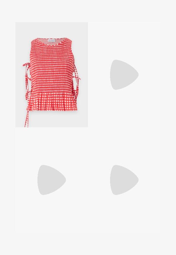 Haut sans manches à carreaux rouges et blancs avec corsage froncé, liens latéraux et ourlet à volants, étiqueté Maisonétre.; Pantalon noir à jambes larges plissé avec une ceinture élastique, fabriqué en tissu léger, suspendu sur un fond blanc uni.; Chaussure plate noire avec un bout pointu, fabriquée en tissu texturé, avec un accent à nœud et un petit talon rond. Sangle élastique au niveau de la cheville.; Sac hobo tissé noir avec une structure souple et une poignée intégrée, présenté sur un fond clair uni.