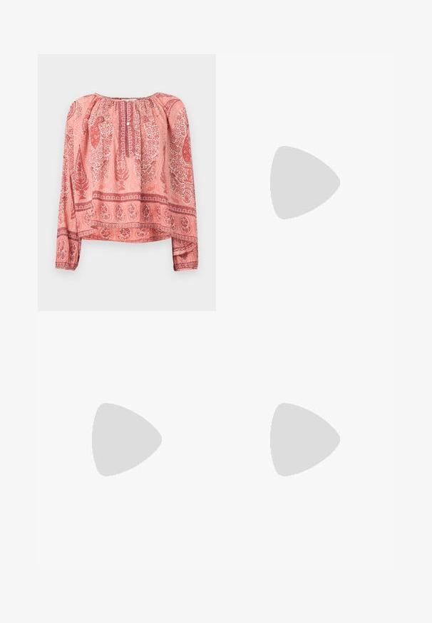 Blouse rose à manches longues avec motifs cachemire rouges et floraux, encolure froncée et patte de boutonnage à l'avant.; Shorts courts à motifs avec une ceinture élastique. Le côté gauche présente un motif cachemire doré sur fond noir, le côté droit affiche un motif marron avec des accents pêche.; Ballerines en cuir noir avec un bout rond, texture lisse, détails de couture minimalistes et design de semelle flexible.; Sac tissé avec un motif texturé noir et crème, une poignée en bambou et une bandoulière en chaîne dorée amovible. Forme rectangulaire compacte.