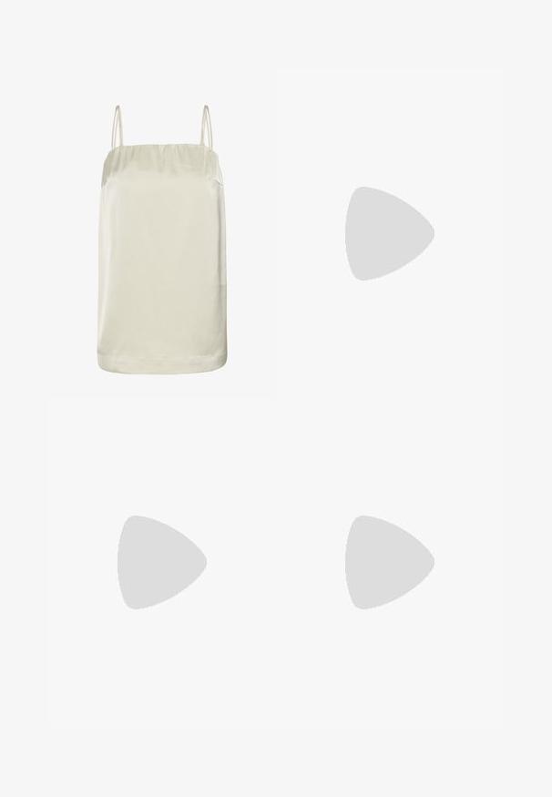 Top caraco beige en satin sans manches avec fines bretelles doubles et un col droit.; Jean blanc à jambes larges avec boutons à l'avant, passants de ceinture et design à cinq poches.; Ballerines noires en cuir avec un bout pointu, une semelle plate et une petite sangle avec un détail de boucle en argent.; Sac d'épaule rectangulaire blanc avec des bretelles longues et fines, couture minimale, et fermeture éclair sur un fond uni.