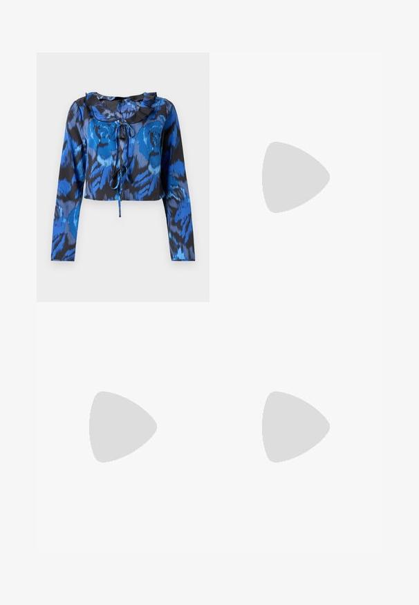 Haut court à manches longues imprimé bleu et noir avec un col froncé et un détail à nouer à l'avant. Tissu lisse avec une coupe décontractée.; Jean large en denim bleu foncé avec des coutures visibles, taille haute et cinq poches. Présente une fermeture à bouton et à glissière à l'avant.; Chaussure à talon haut en cuir noir, à bride arrière, avec un bout pointu et un talon fin sur fond blanc.; Petit sac à main noir brillant avec deux longues anses et des détails à cordon sur les côtés sur un fond clair uni.