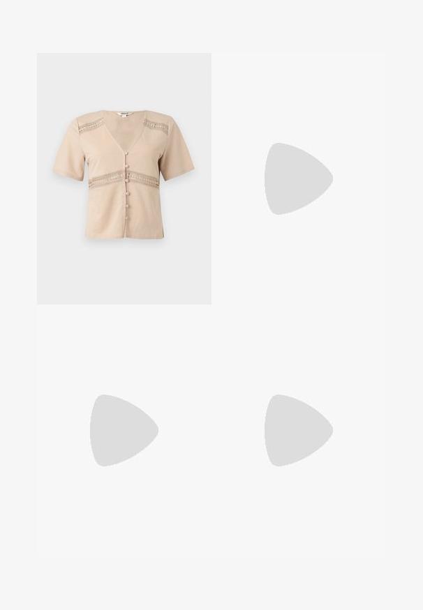 Blouse courte beige à manches courtes avec décolleté en V, inserts en dentelle sur la poitrine et la taille, et boutons recouverts de tissu sur le devant.; Jean large taille haute bleu clair avec bouton et fermeture éclair à l'avant, poches avant et arrière, et légère décoloration sur les cuisses.; Des chaussures slingbacks en cuir verni noir présentent un bout pointu, deux sangles avec des accents de boucle, et une semelle plate.; Petit sac à main noir brillant avec deux longues anses et des détails à cordon sur les côtés sur un fond clair uni.