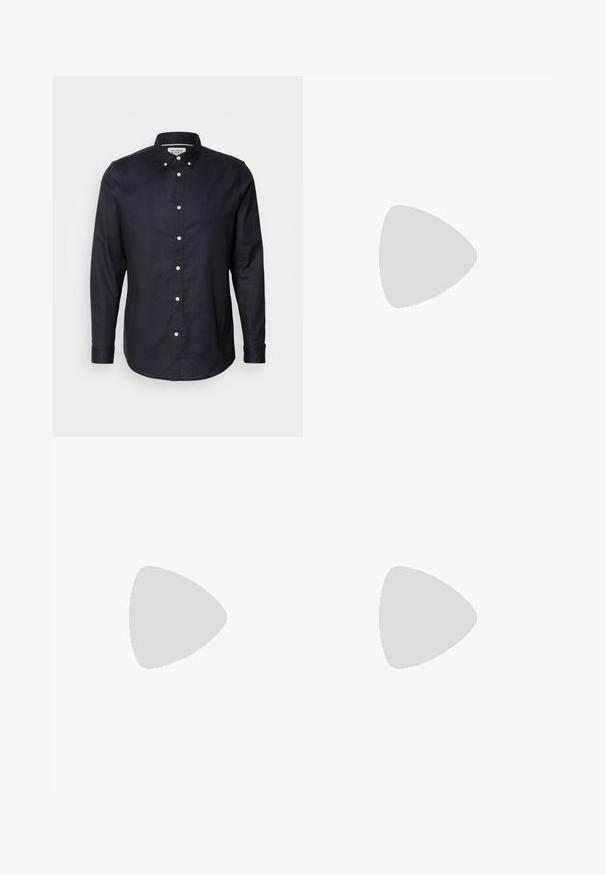 Scotch & Soda CORE OXFORD SOLID - Chemise - black; Pantalon beige en tissu texturé avec une poche arrière fermée par un bouton noir. Finitions de couture discrètes le long de la poche.; Mocassin en cuir noir avec un bout arrondi, un gland décoratif et des détails cousus. Talon plat avec un profil élégant et une texture lisse.; Ceinture en cuir noir avec une boucle en métal argenté rectangulaire, au design plat et à la texture lisse. Les extrémités s'effilent pour un enfilage facile.