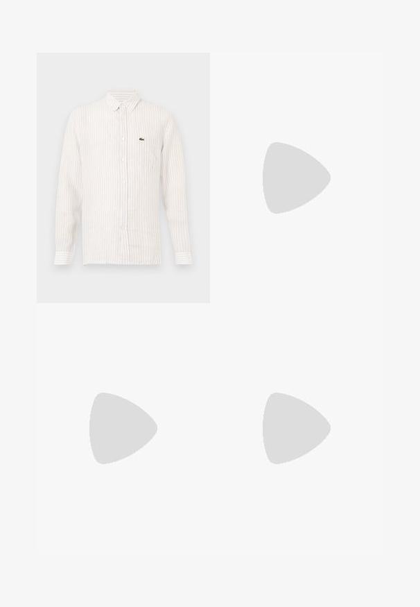 Chemise à rayures claires avec des manches longues, col boutonné et un petit logo vert sur la poche gauche de la poitrine. En coton.; Shorts en denim beige avec poches avant, passants pour ceinture, bouton métallique et braguette zippée sur un fond clair uni.; Chaussure beige sans lacets avec tige texturée et semelle tissée, positionnée debout sur un sol recouvert de moquette claire à côté d'une table circulaire marron brillante.; Grand sac fourre-tout en toile beige avec fond orange, poignées beiges, poche avant, et petites initiales brodées dans le coin de la poche.