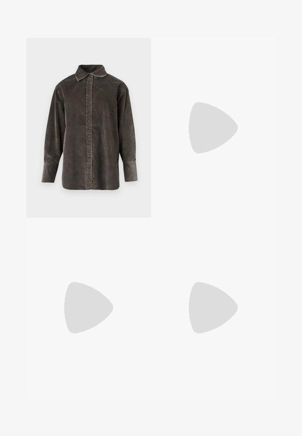 Chemise à manches longues en velours côtelé gris foncé, dotée d'une patte de boutonnage à l'avant, d'un col classique et d'une coupe décontractée avec des fentes latérales pour faciliter les mouvements.; Jean en denim bleu avec une taille haute, bouton et fermeture éclair à l'avant, style cinq poches, jambes évasées sur fond uni.; Jambes portant des leggings côtelés foncés associés à des ballerines noires avec de petits détails en nœud sur fond blanc.; Sac à main en cuir verni marron de forme rectangulaire, avec deux longues poignées et des accents courbés subtils à l'avant.