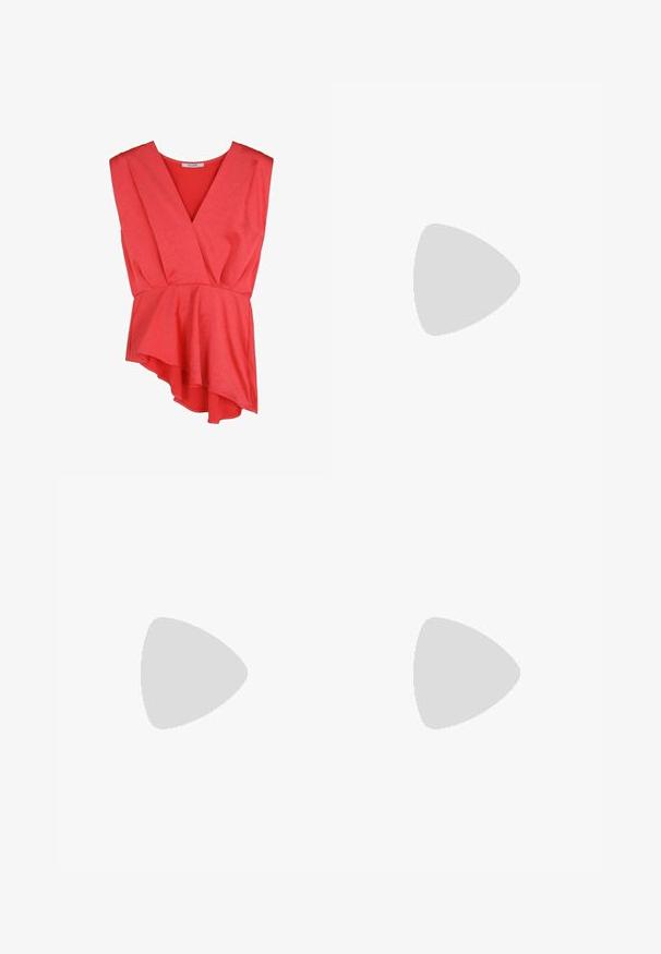 Haut rouge sans manches en kimono avec un décolleté en V profond et un ourlet à volants peplum. Fabriqué en tissu doux avec une texture subtile.; By Malene Birger AUBREY - Jupe longue - black; Escarpin en cuir noir à dos ouvert avec un orteil ouvert, forme pointue, talon étroit évasé et base carrée. Surface texturée et détail de boucle.; Pochette en cuir noir avec une texture plissée, fermeture à fermoir métallique, et logo embossé discret sur le devant. Forme arrondie.