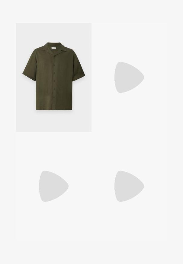 Chemise vert olive à manches courtes avec col camp et six boutons sur le devant, fabriquée en tissu texturé lin.; Pantalons larges beiges à taille haute, avec des plis avant, une fermeture à bouton sur le devant et un tissu en coton lisse.; Chaussures en cuir noir avec une finition lisse, bout arrondi et coutures décoratives. Elles possèdent une semelle en caoutchouc avec des rainures de traction et un laçage.; Petit sac bandoulière beige avec poche avant zippée, logo métallique ALDO, sangle large ajustable et forme rectangulaire arrondie sur fond blanc.