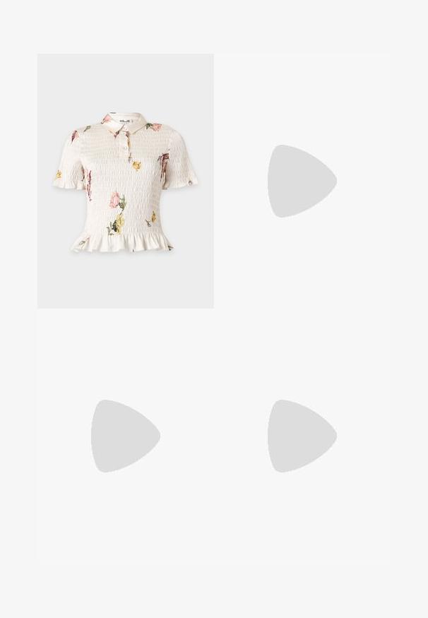 Blouse blanche à manches courtes froncées, ourlet volanté, imprimé floral, col et trois boutons à l'avant.; Pantalon ample couleur crème à taille haute avec une ceinture élastique beige, présenté sur un fond clair uni.; Mule beige à talon haut ouvert à l'avant avec deux brides nouées torsadées et un talon aiguille fin sur fond blanc.; Sac à main en rotin tissé en forme de coquille Saint-Jacques de couleur brun clair naturel avec des bords arrondis et texturés.