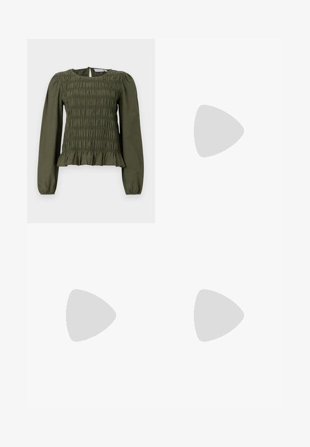 Haut à manches longues vert olive avec une texture smockée et un ourlet froncé. Encolure arrondie avec une fermeture à bouton dans le dos. Fabriqué en tissu léger.; Jean bleu à jambe large en denim, avec taille haute, poches avant et ourlet propre. Pas de motifs ni d'ornements visibles.; Chaussure slingback en cuir verni noir avec bout pointu et petit talon bloc incliné sur fond clair uni.; Petit sac à main noir brillant avec deux longues anses et des détails à cordon sur les côtés sur un fond clair uni.