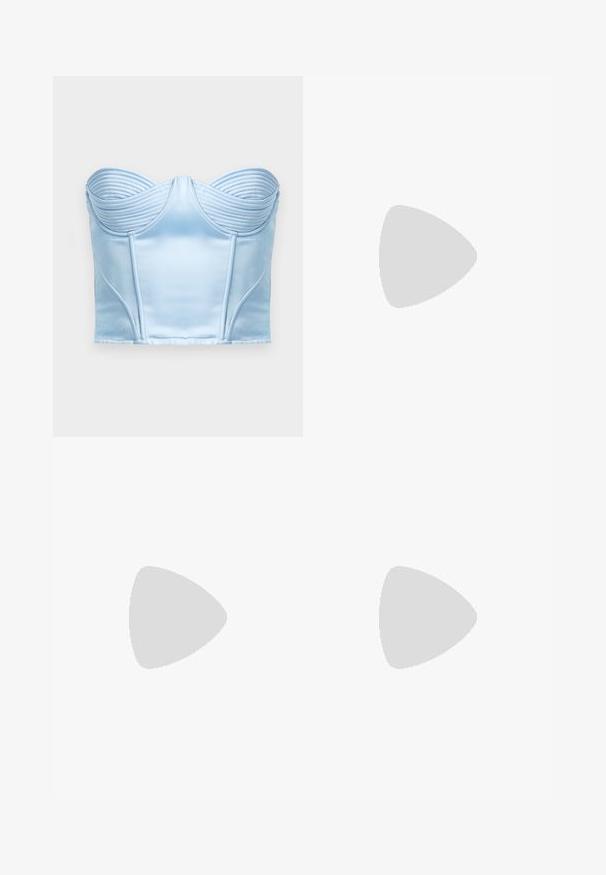 Haut de corset en satin bleu clair avec des détails nervurés structurés au niveau de l'encolure et des coutures verticales pour la silhouette. Texture lisse, design sans bretelles.; Jupe noire en satin coupe trapèze avec une texture lisse et un ourlet fluide, longueur genou, présentée sur fond blanc.; Sandale noire à talon haut avec bout ouvert, talon stiletto fin et bride de cheville avec boucle sur fond blanc.; Petit sac à main noir brillant avec deux longues anses et des détails à cordon sur les côtés sur un fond clair uni.
