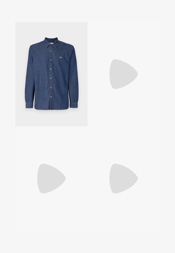 Mørkeblå denimskjorte med lange ærmer, der har en button-down krave, frontknapper og et lille grønt logo på brystet.; Lysblå denim jeans med lige ben-design, der har lynlås- og knaplukning, to frontlommer og et broderet logo-patch.; Beige sneaks med en glat overflade, perforerede detaljer og en hvid gummisål, parret med blå denim jeans.; Brun læderbælte med en sølv rektangulær spænde, der har et logo og stikninger, der bliver smalere mod enden.