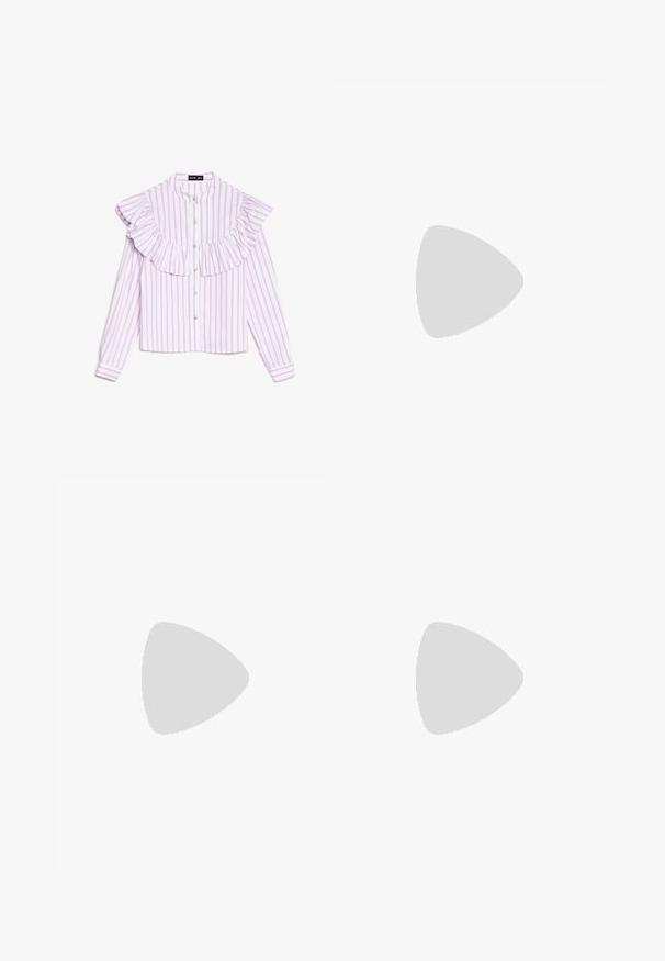Chemise blanche à rayures verticales roses, col à volants et boutonnage devant. Manches longues avec poignets rayés. Le tissu semble lisse et léger.; Jupe rose clair à volants avec une large ceinture smockée et des couches à volants, idéale pour une tenue décontractée.; Chaussure plate beige clair avec un bout pointu et une bride latérale avec boucle, présentée sur un fond blanc uni.; Nœud à cheveux en tissu crème avec un petit charme en forme de couronne argentée au nœud, présenté sur un fond gris clair.
