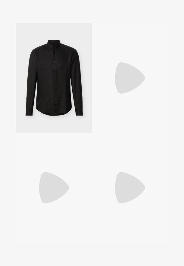 Chemise noire à manches longues avec boutons, col classique et logo discret sur le côté gauche de la poitrine, présentée sur un fond uni.; Jean en denim noir taille haute avec fermeture à bouton et à glissière, poches avant et arrière, et coupe droite.; Bottine en cuir noir avec des panneaux latéraux élastiques, bout rond et tirette. Texture lisse, semelle plate, design minimaliste.; Ceinture en cuir noir au toucher lisse, dotée d'une boucle rectangulaire en argent et d'un double détail de broche. Design classique et polyvalent.