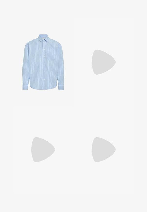 Lyseblå skjorte med knapper, prydet med lodrette hvide striber, en enkelt brystlomme og lange ærmer med knapmanchetter.; Sorte denimjeans med lige ben, fem lommer og knaplukning. Teksturstof og minimalistisk æstetik.; Sort læderloafer vist i luften over en beige vævet tæppe, med et træbord og stablede bøger i et blødt oplyst stue.; Sort læderbælte med spænde i mat sort metal, der har en glat tekstur og enkelt design. Justerbar længde med en tilspidset ende.