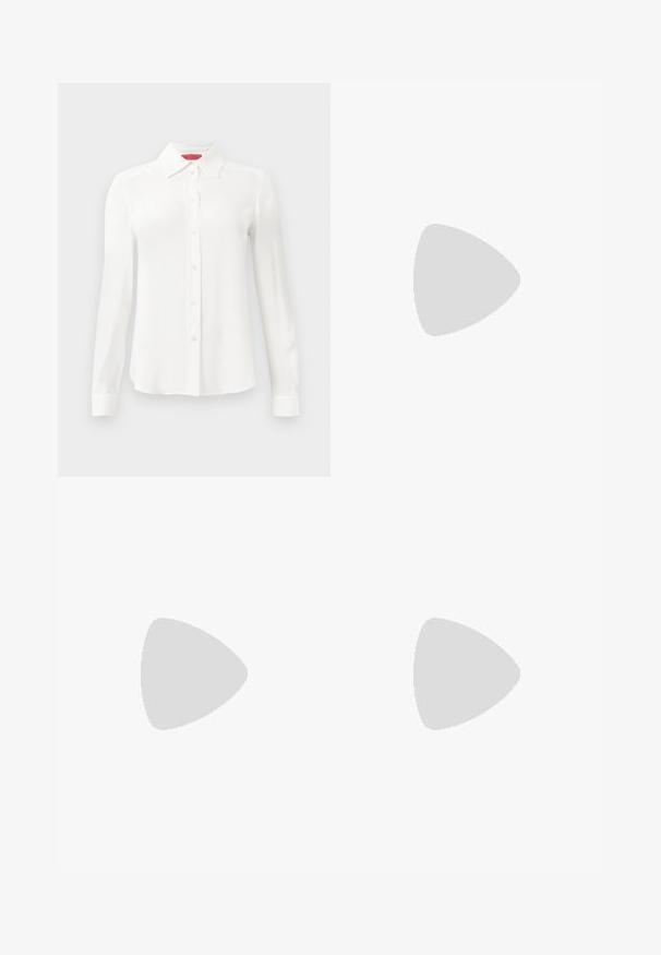 Chemise blanche à manches longues en tissu lisse, dotée d'un col classique, d'une fermeture à boutons sur le devant et de manches à poignets. Design minimaliste sans motifs.; Jeans en denim bleu foncé avec une coupe droite. Comprend cinq poches, des détails de couture subtils et une fermeture à bouton au niveau de la taille.; Mule noire à bout pointu avec petit talon kitten et fine bride sur le cou-de-pied ornée d’un petit bouton doré.; Jeune femme en robe noire sans manches portant un sac bandoulière en cuir noir, debout contre un mur en béton clair.
