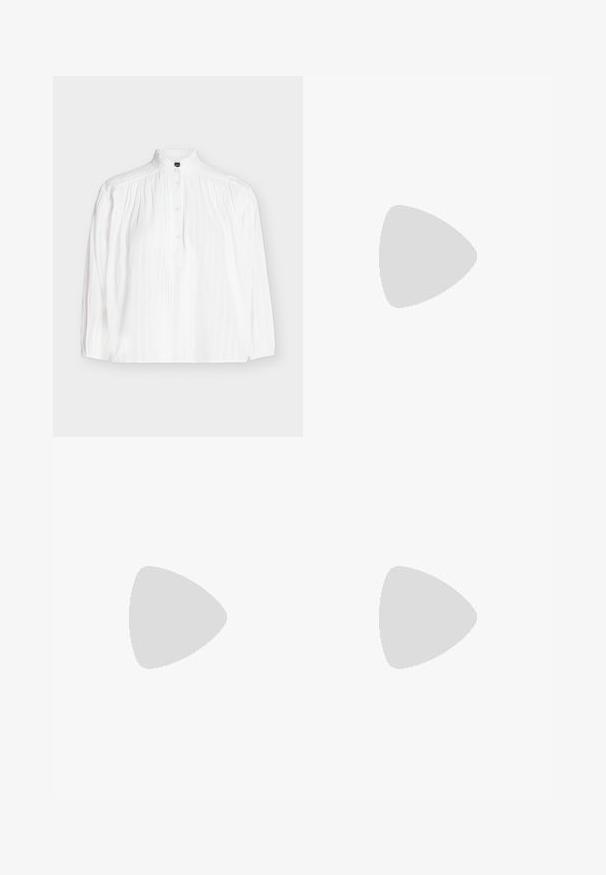 Blouse blanche à manches longues avec col montant, patte de boutonnage, et détails de plis piqués verticaux et dentelle sur le devant.; Pantalon large beige clair en tissu texturé, avec plis à l'avant et taille haute. Surface lisse avec peu de détails.; Chaussure slingback en cuir noir à bout pointu avec un talon bloc haut et une doublure intérieure beige sur un fond clair uni.; Sac à main tissé beige avec fine bandoulière et petit logo doré "BOSS" à l'avant, présenté sur fond blanc uni.