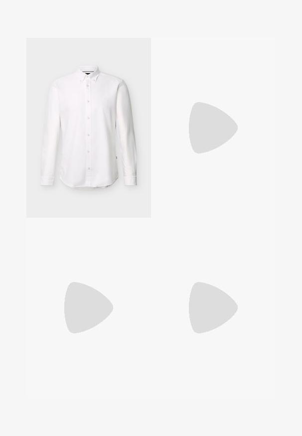 Chemise blanche à manches longues avec col boutonné et petit logo brodé sur la poitrine gauche.; Pantalons sur mesure pour hommes dans une teinte violette douce, présentant une texture lisse, une coupe droite et des plis avant pour un détail supplémentaire.; Chaussure noire en cuir à double boucle flottant au-dessus d'un tapis beige, avec du mobilier marron courbé en arrière-plan.; Ceinture en cuir marron foncé avec une boucle métallique rectangulaire noire, enroulée sur un fond blanc.