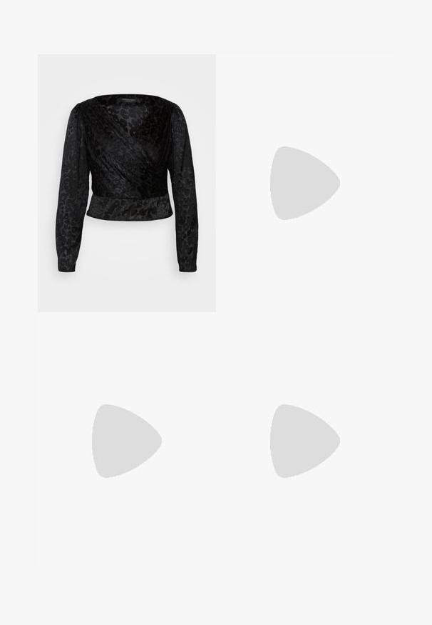 Top noir à manches longues en voile transparent et à motif léopard texturé. Le tissu est lisse avec une silhouette ajustée et un décolleté en V.; Pantalons noirs à jambes larges avec une texture lisse, taille haute et un design épuré. Pas de poches visibles ni d'embellissements.; Bottines en cuir noir avec une semelle plateforme épaisse et une fermeture éclair à l'avant. Texture lisse avec un design minimaliste.; Sac fourre-tout en cuir noir avec deux poignées, orné d'une écharpe en soie florale attachée à la poignée et d'un accent logo métallique à l'avant.