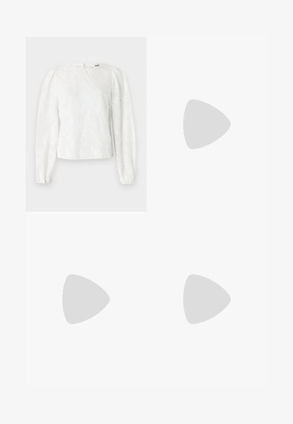 Blouse blanche avec broderies florales, manches longues bouffantes, encolure arrondie et fermeture éclair au dos. Tissu lisse et léger.; Jupe noire arrivant aux genoux, fabriquée en matériau léger avec une taille élastique et une silhouette décontractée en A. Ne présente aucun motif visible.; Chaussure plate noire avec un bout pointu, panneaux latéraux en maille et une sangle avec une boucle décorative. Fini lisse sur les sections du bout et du talon.; Petit sac à main noir brillant avec deux longues anses et des détails à cordon sur les côtés sur un fond clair uni.