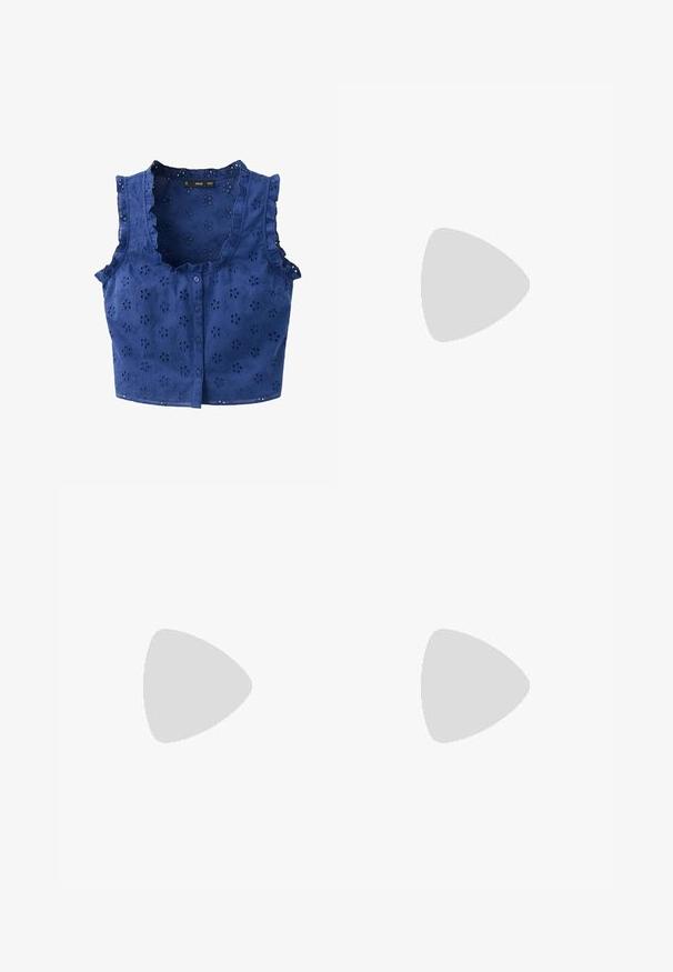 Blouse bleue sans manches avec boutons devant, broderie florale ajourée, et bords volantés le long de l'encolure et des emmanchures.; Short en jean bleu foncé avec bouton à l'avant, fermeture éclair, passants de ceinture et deux poches avant sur fond blanc uni.; Tongs en caoutchouc noir avec semelle texturée et bride en forme de Y, vues de côté sur un fond clair uni.; Lunettes de soleil noires en forme d'œil de chat avec une finition mate, dotées de verres teintés gris, d'angles aigus et de branches élégantes. Nom de la marque visible sur la branche intérieure.