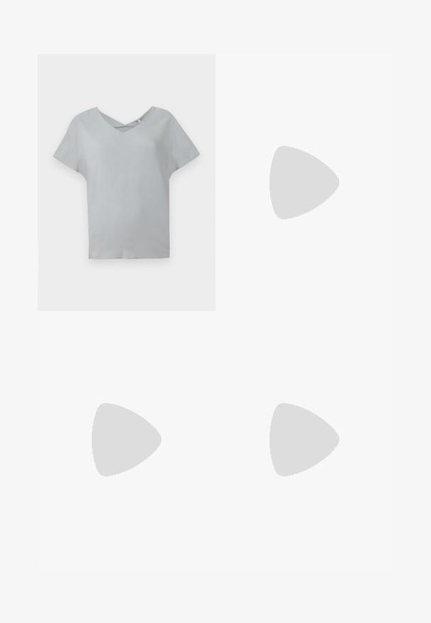 Haut gris clair à manches courtes avec un col en V et un détail croisé au niveau du col, fabriqué à partir d'un tissu doux avec une texture lisse.; Jean flare en denim bleu clair avec une taille mi-haute, cinq poches et des coutures bien marquées le long des bords, comportant un système de fermeture à bouton en métal.; Even&Odd Ballerines à brides arrière - black; Sac à main en cuir noir de forme arrondie, décoré de clous argentés et équipé d'une poignée courte. Texture lisse et fermeture éclair.