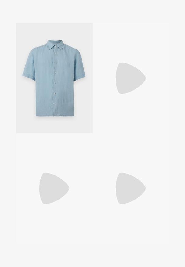 Chemise bleu clair à manches courtes avec un col classique, sept boutons blancs sur le devant, présentée sur un fond uni.; Jean slim taille haute bleu clair avec bouton sur le devant, fermeture éclair, poches avant et arrière, présenté sur fond blanc.; Chaussure beige sans lacets avec semelle blanche, présentée en suspension sur un tapis clair avec un mobilier transparent de couleur ambre en arrière-plan.; Ceinture en daim marron clair avec boucle métallique argentée, roulée et posée sur une surface blanche.