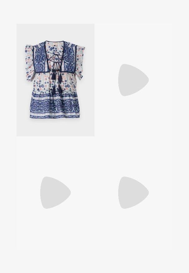 Marineblauwe bloes met bloemenprint, pofmouwen, een vetersluiting aan de voorkant, franjes en delicate patronen in lichtblauw en perzik, gemaakt van lichtgewicht stof.; Blauwe denim jeans met een recht beenontwerp, vijf zakken en een knoopsluiting. Kenmerkt contraststiksels en een lichte vervaging.; Zwarte leren ballerina met een ronde neus, gladde textuur, minimale stikdetails en een flexibele zoolontwerp.; Geweven tas met een gestructureerd zwart-en-crème patroon, bamboe handvat en een afneembare gouden kettingriem. Compacte rechthoekige vorm.
