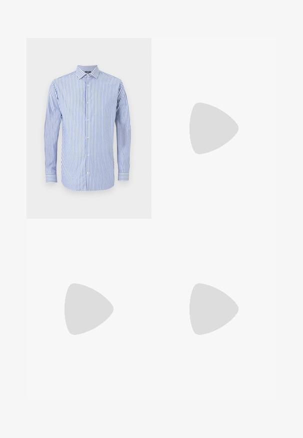 Blå og hvid stribet button-up skjorte med krave, lange ærmer og lige kant. Blødt stof og klassisk pasform.; Sorte lige bukser lavet af glat stof, med knaplukning og sidelommer i et klassisk design.; Sorte læder loafers med rund tå, der har et syet design, lav platformssål og en struktureret, skridsikker gummisål.; Sort læderbælte rullet med en mat sort rektangulær metalspænde og to bæltesløjfer på en hvid baggrund.