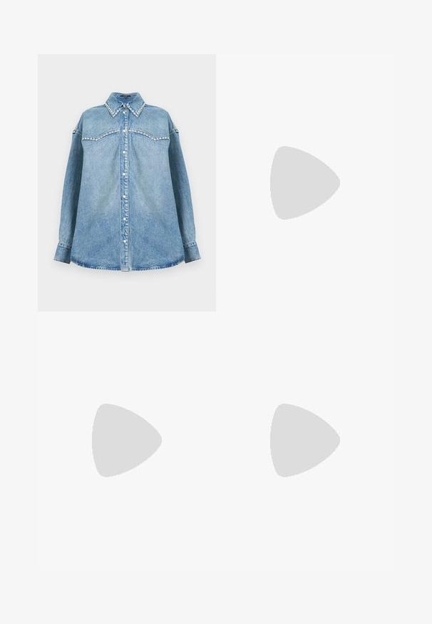 Chemise en denim bleu clair à manches longues avec col et empiècement ornés de perles, boutonnage devant et ourlet droit sur fond blanc.; Jean bleu clair taille haute à jambes larges avec devant plissé et trous usés sur la cuisse droite et la jambe gauche.; Sandale en cuir verni noir avec trois brides, boucle de cheville et talon aiguille de 10 cm. Présente un détail en métal doré et un charm logo.; Sac à épaule en cuir verni noir avec détail de boucle argentée et bandoulière en chaîne argentée, présenté sur un fond uni clair.
