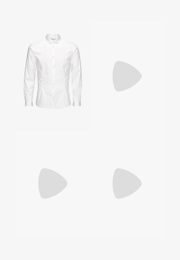 Chemise blanche à manches longues avec boutons, fabriquée dans un tissu lisse. Dotée d'un col classique, de boutons sur le devant et de poignets à un bouton. Design ajusté.; Pantalon noir taille haute sur mesure avec plis, fermeture par boutons, passants de ceinture et jambes droites sur un fond clair uni.; Chaussures en cuir noir de style mocassin avec une semelle plate et texturée, présentant un bout piqué et une sangle traversant le cou-de-pied.; Ceinture en cuir noir avec une boucle en métal argenté, présentant une finition lisse et un design classique. La ceinture est enroulée avec l'extrémité pointée.