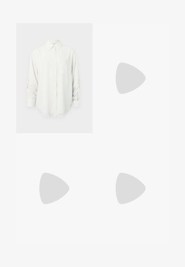 Chemise blanche à manches longues avec col, poche poitrine unique et manches retroussées. Tissu doux et lisse avec une coupe décontractée.; Pantalon beige à jambes larges avec taille élastique et fermeture par bouton, tissu lisse, détail de couture à l'avant, sur fond blanc.; Ballerine en cuir tressé marron avec un bout rond, un petit nœud décoratif et une sangle élastique autour de la cheville pour un maintien sécurisé.; Sac d'épaule rectangulaire blanc avec des bretelles longues et fines, couture minimale, et fermeture éclair sur un fond uni.