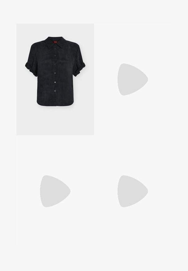 Chemise noire à manches courtes boutonnée avec poignets pliés et col pointu, présentée sur un fond clair uni.; Pantalon noir taille haute à jambes larges avec fermeture par bouton et zip devant, avec poches latérales et passants de ceinture sur un fond clair.; Chaussure en cuir noir à bout pointu et talon kitten flottant au-dessus d'un sol gris moucheté, à côté d'un organiseur de fichiers en métal contenant des dossiers.; Sac bandoulière rectangulaire en cuir noir avec longues bretelles et petit logo doré "HUGO" au centre devant.