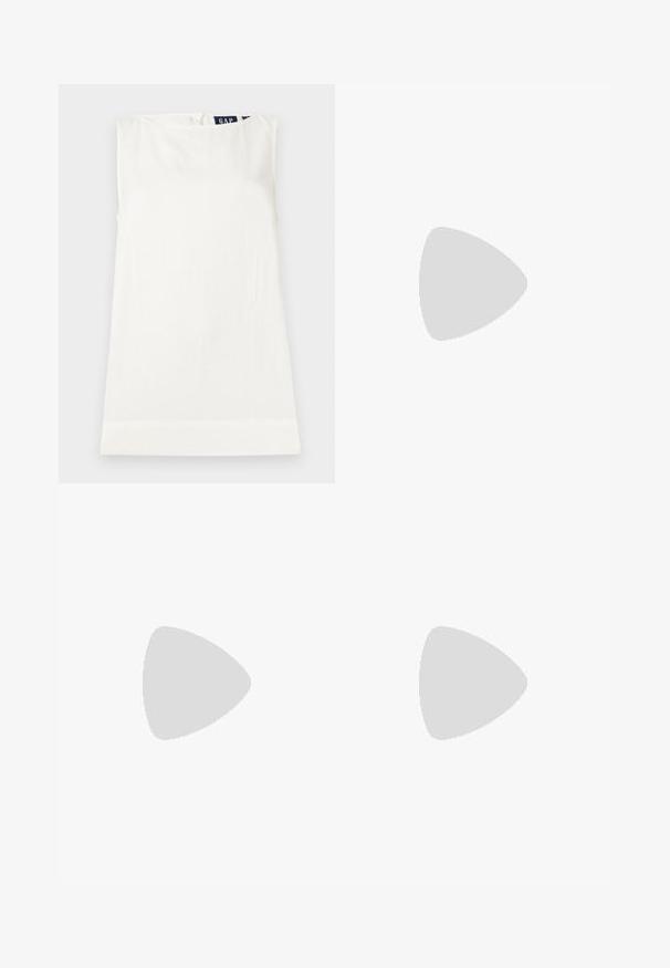 Haut blanc sans manches à col rond avec une petite étiquette GAP visible au niveau de l'encolure arrière, posé à plat sur un fond clair.; Pantalon ample couleur crème avec taille élastique et larges revers, présenté sur un fond clair uni.; Jambes portant des leggings côtelés foncés associés à des ballerines noires avec de petits détails en nœud sur fond blanc.; Petit sac à main noir brillant avec deux longues anses et des détails à cordon sur les côtés sur un fond clair uni.
