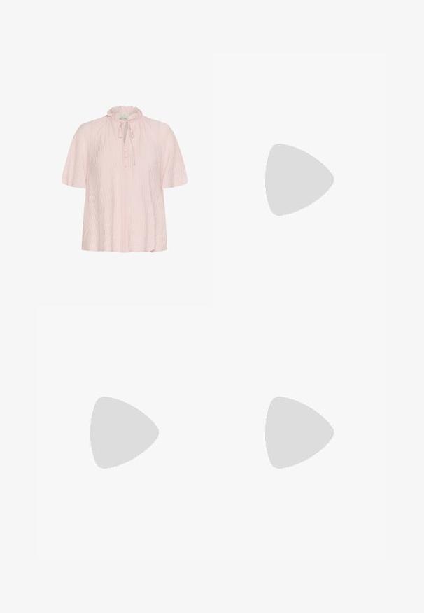 Blouse rose clair avec un col en volants, un détail à nouer et un devant à boutons. Fabriquée en tissu texturé avec des manches courtes et larges.; Jupe plissée blanche avec ceinture et bordure rose pâle, longueur genou, vue à plat sur fond blanc.; Chaussures Mary Jane en cuir verni noir avec deux brides réglables, bout rond et talon en caoutchouc épais présentant un motif de semelle texturé.; Pochette à pièces en cuir rose en forme de cœur avec sangle de poignet et fermeture éclair dorée, marquée d’un petit texte doré "Furla".