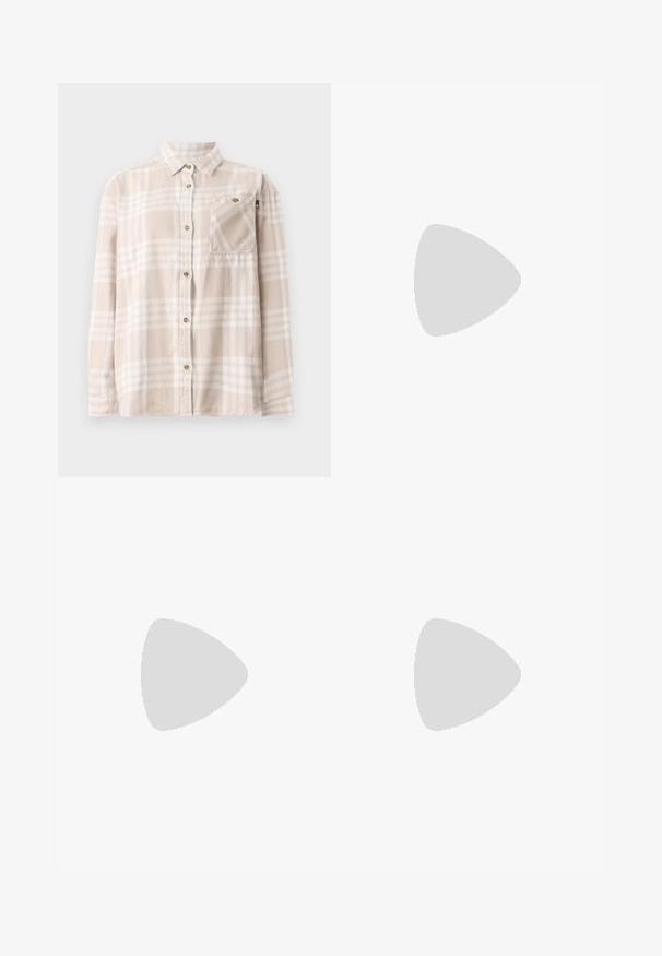 Vaalean beige ja valkoinen ruudullinen pitkähihainen kauluspaita, jossa on rintatasku, esillä litteänä valkoisella taustalla.; Vaaleansiniset suorat farkut, jotka on valmistettu denimistä. Ominaisuuksiin kuuluvat nappisulku, viisi taskua ja hienovarainen kuluminen. Ei koristeita eikä kuvioita.; Matalavartinen valkoinen lenkkikenkä, jossa on mokka- ja kangaspaneelit, valkoiset nauhat ja läpikuultava kuminahkapohja, valkoista taustaa vasten kuvattuna.; Vaaleanruskea nahkavyö, jossa ohut muotoilu, kullanvärinen metallisolki ja kohokuvioitu logo; sileä pinta ja siistit reunat.